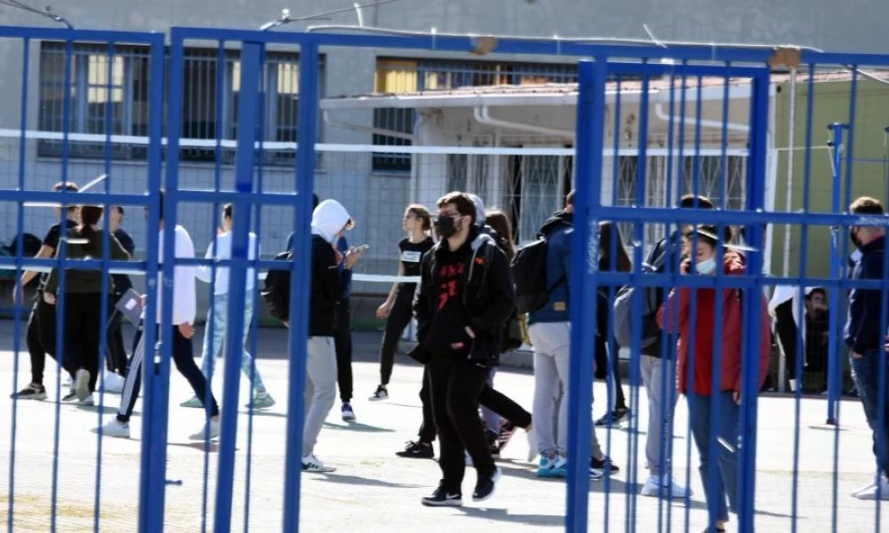 Πώς θα ανοίξουν τα Λύκεια από τη Δευτέρα - Τι θα γίνει με τα self test (βίντεο)